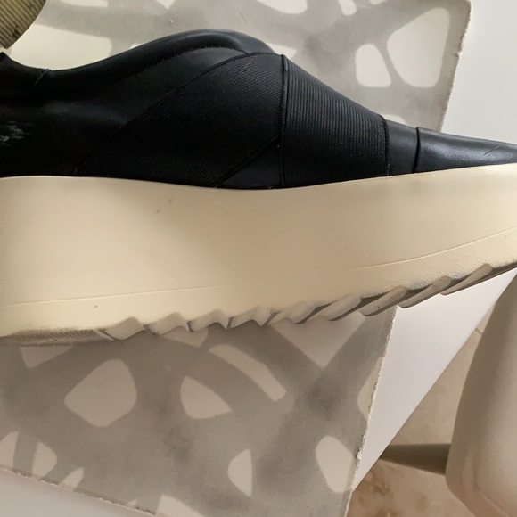 Kendall and Kylie black pointy wedges white soles - Picture 11 of 15